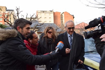 Fernando Blanco va baixar del cotxe policial emmanillat per anar a declarar davant del jutge.