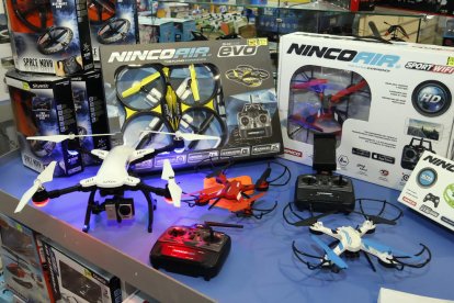 Un leridano ayer con un dron.