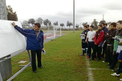 En su etapa en el Tàrrega coincidió con Joan Capdevila, de pie, segundo y tercero por la izquierda. Jugadores del Balaguer la mantean en 2004 tras lograr el ascenso a Tercera.