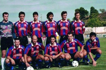 En su etapa en el Tàrrega coincidió con Joan Capdevila, de pie, segundo y tercero por la izquierda. Jugadores del Balaguer la mantean en 2004 tras lograr el ascenso a Tercera.