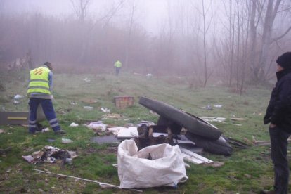 Trabajadores de la empresa especializada que se encargó de retirar los desechos en Torres de Segre.