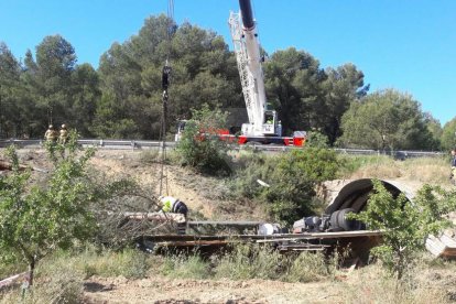 Mor un camioner en una sortida de via a la C-12 a Maials