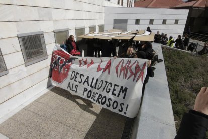 Marxa de suport als encausats abans del judici, ahir.