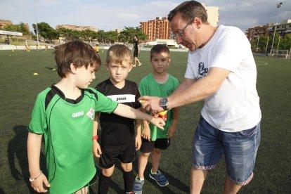 A la Unió Esportiva Balàfia han d’aplicar repel·lents als nens perquè no els piquin els mosquits.