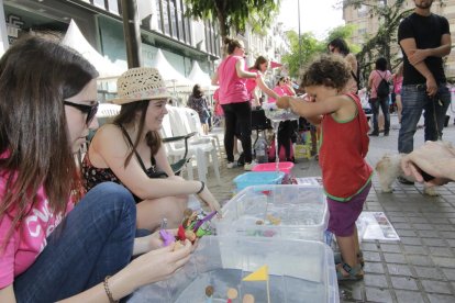 Una niña, experimentando ayer en el espacio científico infantil de la jornada Ciència al Carrer, en la que más de novecientos alumnos expusieron sus conocimientos de ciencias.