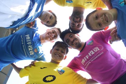 Jaume Viñes, Noel Carbonell y Joel Huertas, ayer con las nuevas camisetas de la próxima temporada.