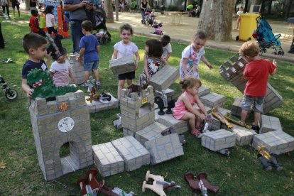 Varios niños esperan para participar en el taller de maquillaje.