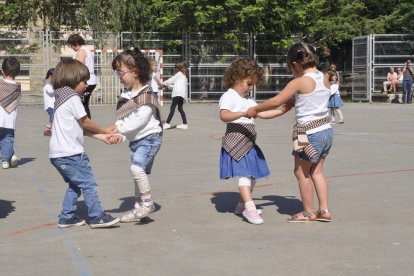 Una cercavila per Esterri d’Àneu va posar ahir el fermall a una setmana d’ensenyament de danses.