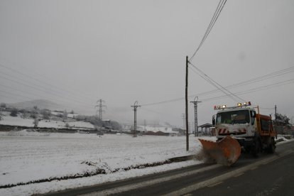 Un operario de la brigada de La Seu retirando nieve de la calzada.