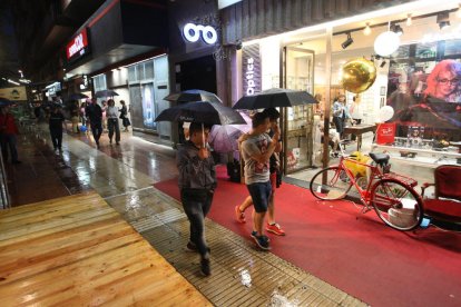 Els comerços de la Zona Alta van organitzar activitats com desfilades o refrigeris per atreure compradors, tot i que algunes de previstes a l’aire lliure van haver de suspendre’s.