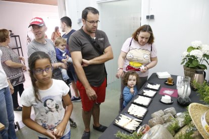 Visitants, ahir, durant el recorregut pel celler Analec.