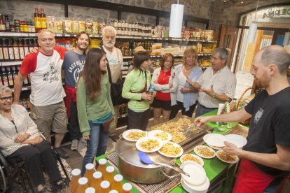 Visitants, ahir, durant el recorregut pel celler Analec.