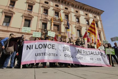 Una treintena de miembros de la comunidad educativa de Lleida se moviliza contra los recortes