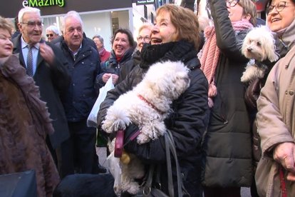 Dos imágenes de Sant Antoni en Lleida ciudad: bendición de mascotas y venta de panes y ‘tortells’ en la iglesia de la Puríssima Sang.