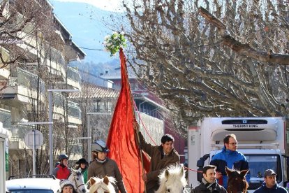 Dos imágenes de Sant Antoni en Lleida ciudad: bendición de mascotas y venta de panes y ‘tortells’ en la iglesia de la Puríssima Sang.