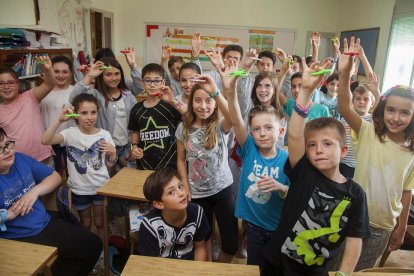Estudiants del col·legi El Carme de la Bordeta, ahir a l’Eix Comercial de Lleida, utilitzant els ‘spinners’ durant una excursió.