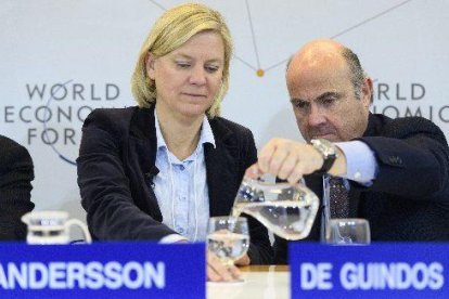 De Guindos posa aigua a la ministra de Finances sueca.