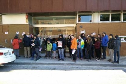 La concentració de protesta de la CGT d’ahir davant Ensenyament.