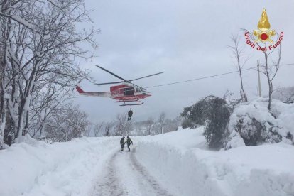 El convoy de emergencias dirigiéndose al hotel Rigopiano.