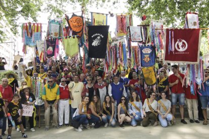El pasacalles del último día es ya una tradición entre los peñistas, quienes en ningún momento abandonan el ambiente desenfadado.