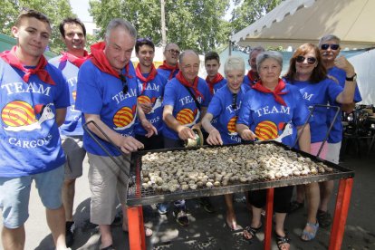 Peñistas de Perpinyà de la colla Team Caragol, nuevos en este Aplec.