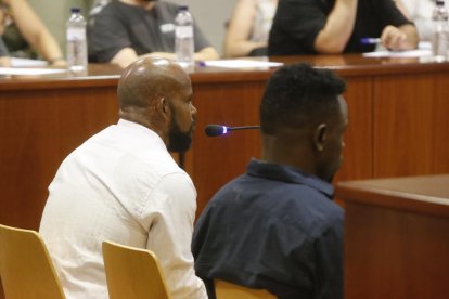 El acusado del crimen, a la izquierda, junto a su cuñado, imputado por encubrimiento, ayer en el juicio.