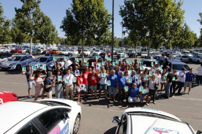 Los profesores de autoescuela que acudieron a la manifestación se concentraron en el Camp d’Esports antes de la lectura del manifiesto frente a la DGT.