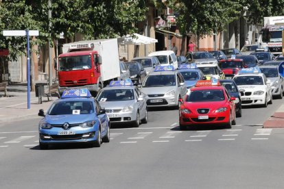 Los profesores de autoescuela que acudieron a la manifestación se concentraron en el Camp d’Esports antes de la lectura del manifiesto frente a la DGT.
