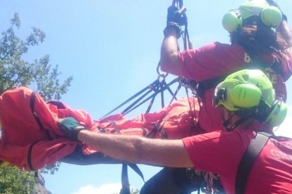 Quatre ferits en caure amb el cotxe des de 25 metres a Sant Llorenç de Morunys