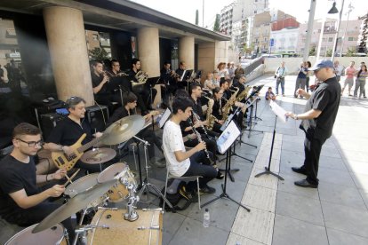 Una de les formacions d’alumnes més joves de l’escola de música L’Intèrpret, dijous en el concert de final de curs a l’Auditori.
