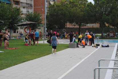 Tècnics del SEM introdueixen a l’helicòpter el petit per ser traslladat a l’hospital de Sant Pau de Barcelona.
