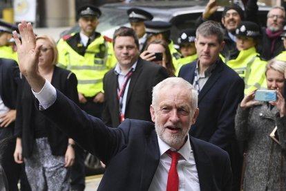 La primera ministra britànica, Theresa May, i el seu espòs, Philip, abandonen la seu conservadora.