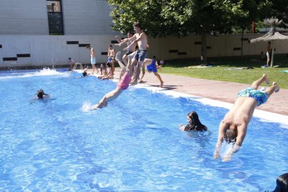 Los primeros bañistas que abrieron ayer la nueva temporada en las piscinas municipales de Agramunt.