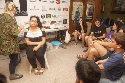 Las calles del centro de Tàrrega se llenaron anoche de ‘muertos vivientes’ en el primer Survival Zombie.