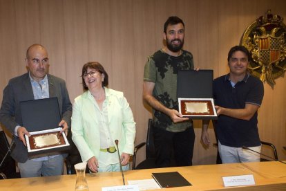 Los homenajeados posan con los miembros del consistorio.