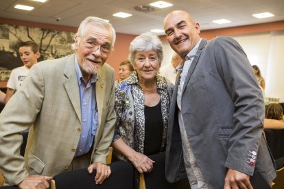 Los homenajeados posan con los miembros del consistorio.