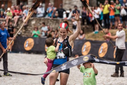 Momento de la salida, aún de madrugada, de la Ultramarathon de 105 kilómetros.