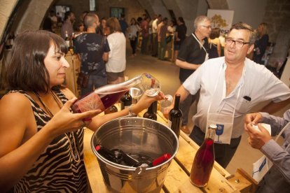 Un grupo de amigos ayer por la tarde degustando vinos en la calle Major de Cervera.