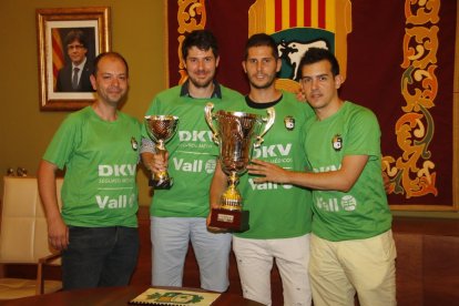 Jugadores del primer equipo y de la base del DKV Borges Vall subieron a una camioneta.
