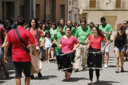 Jugadores del primer equipo y de la base del DKV Borges Vall subieron a una camioneta.
