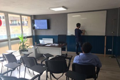 Una de las avionetas de la Escola de Vol La Plana.