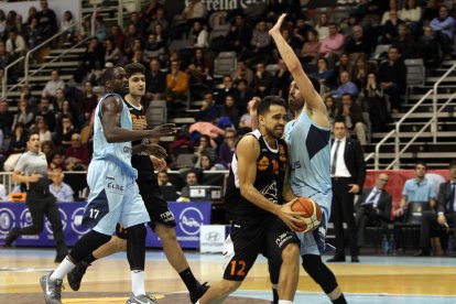 Els jugadors de l’Actel saluden després de la gran victòria.