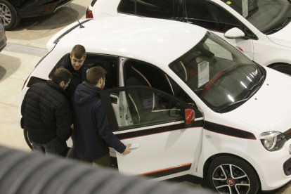 Un expositor informa de las ofertas en el salón.