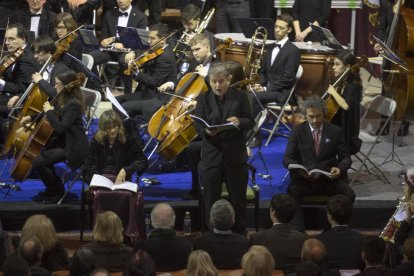 La interpretació de ‘Les Completes’ del Santíssim Misteri va omplir de públic la col·legiata de Santa Maria de Cervera.