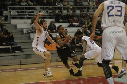 Al escolta estadounidense le están saliendo muchos pretendientes.