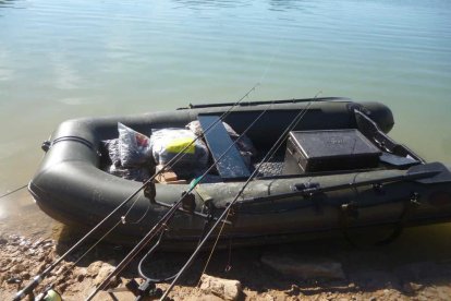 El hurón utilizado por el cazador denunciado en Cubells, y a la derecha, la embarcación de uno de los pescadores multados en Santa Anna.