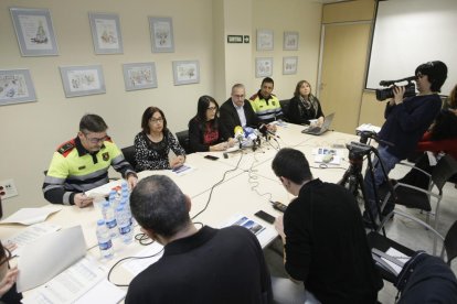 Imagen de 2009 de un jabalí abatido por urbanos tras aparecer malherido cerca de Pardinyes.