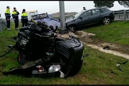 Un vehicle s'encasta contra una estructura a l'A-2 a Lleida
