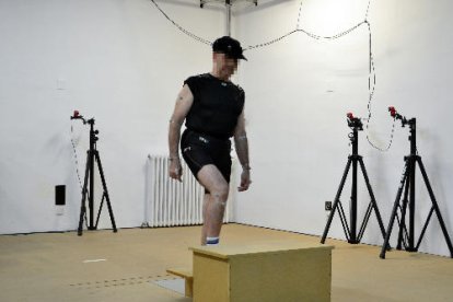 Paciente con hemiparesia infantil realizando pruebas de marcha en la UPC.