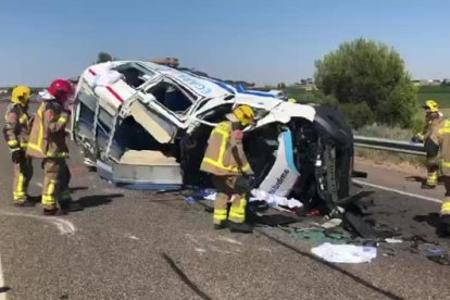 Al menos un herido grave en un accidente entre un camión y una ambulancia en la autovía A-2